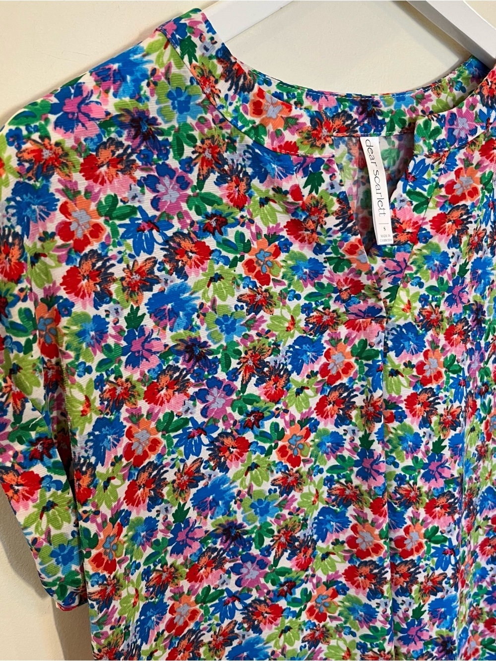 Dear Scarlett Short Sleeve Floral Top Vibrant Womens Small V Neck Flowy Stretch - Picture 2 of 5